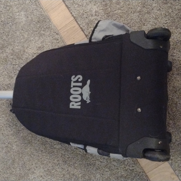 ROOTS WHEELED CARRY ON.  NUMEROUS COMPARTMENTS.  GENTLY USED. - Picture 5 of 9